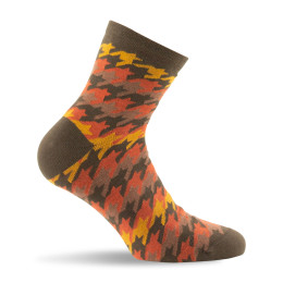 1 paire de socquettes à motif pied de coq jaune et orange.