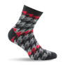 1 paire de socquettes à motif pied de coq rouge et noir.