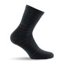 1 paire de mi chaussettes grise foncé avec des rayures en pointillé.