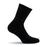 1 paire de mi chaussettes noir avec des rayures en pointillé.