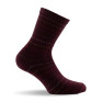 1 paire de mi chaussettes bordeaux avec des rayures en pointillé.